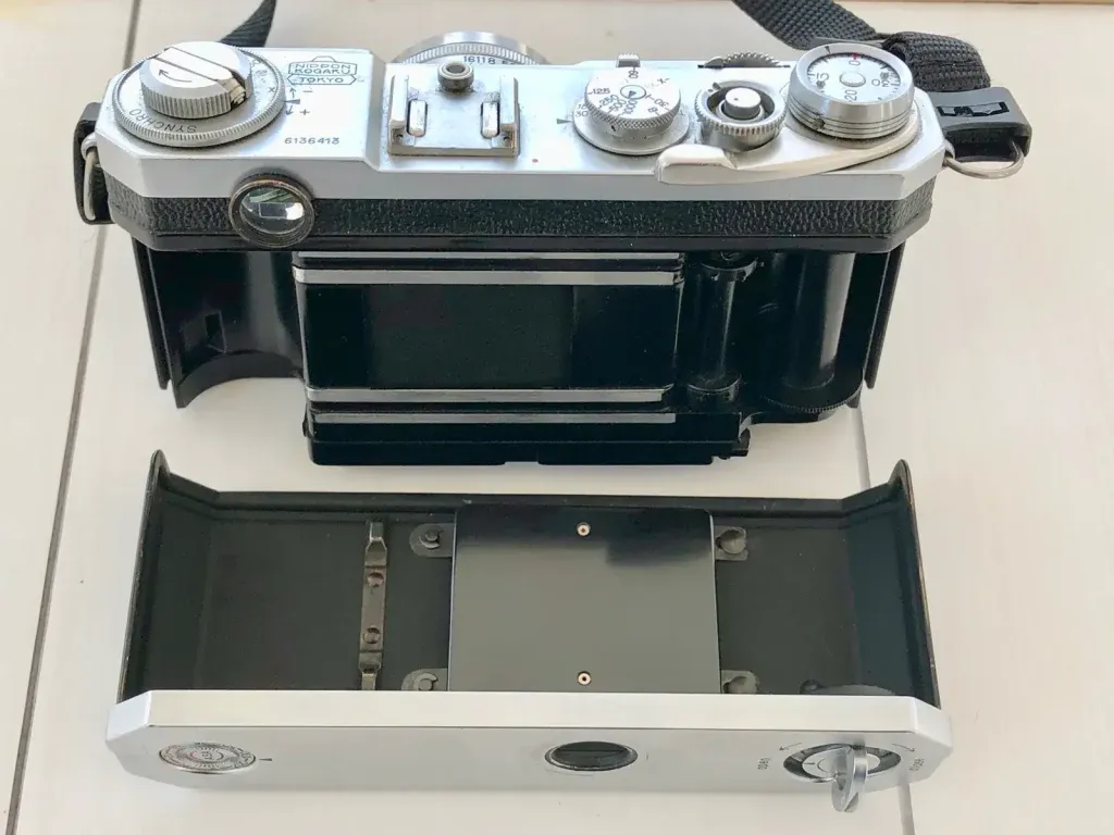 Mặt sau và mặt dưới của Nikon S2