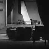 Cửa sổ nhìn đời hay Chiếc gương soi cái tôi?