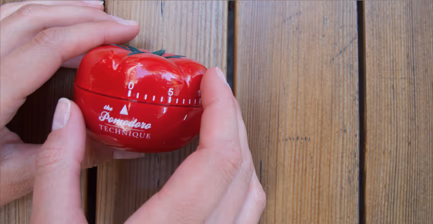 A ‘pomodoro’ kitchen timer, after which the method is named