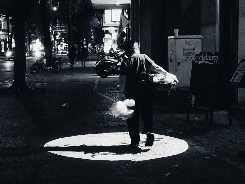 Con người vừa là đạo diễn, vừa là diễn viên cho vở kịch về chính bản thân mình